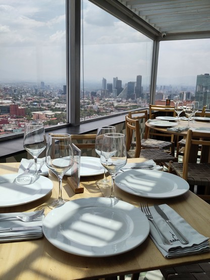 Foto. Gedeckter Tisch, dahinter eine Skyline.