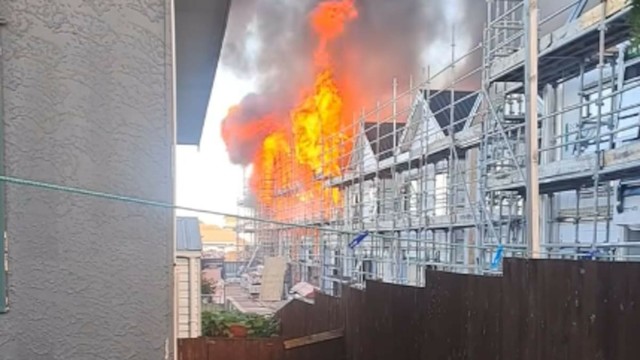 Māngere blaze: Large fire engulfs partly built apartment building