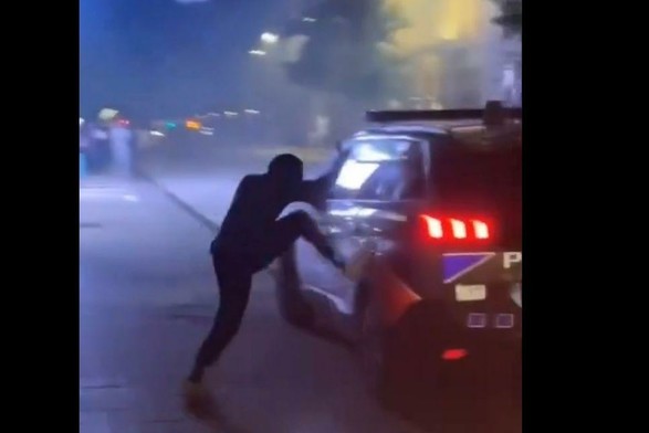 un homme se déchaîne contre une voiture de police à Lyon