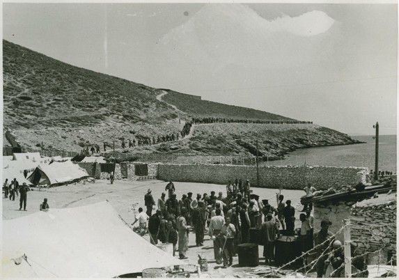 Gyaros Island of Exile - ICRC V-P-HIST-E-05811.JPG - 13.06.1948 - Ghioura island, penitentiary camp nr.4. In the foreground, lunch distribution. In the background, camp nr.1,2 and 3 are on bread duty.