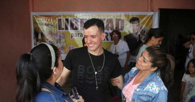 Der venezolanische Maskenbildner kehrt nach Hause zurück, beschreibt Folter während der Haft von El Salvador