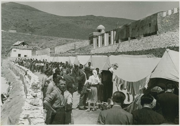 Gyaros Island of Exile - ICRC V-P-HIST-05817.JPG 13.06.1948 - Ghioura island, penitentiary island, camp nr.5. Visit of the tents.