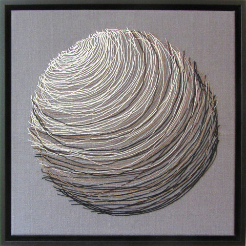 "Mondphase" Stiel-Stickerei, 45x45 cm, Baumwolle. Durch die Farbabstufung der Linien, entsteht eine Art Mondzyklus.