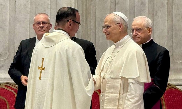 Costa Rican Bishop Presents Coffee and Honey to Pope at the Vatican