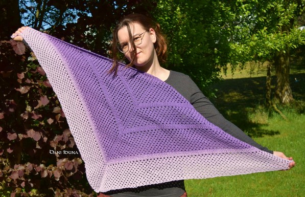 Violette Töne als Dreieckstuch vereint.