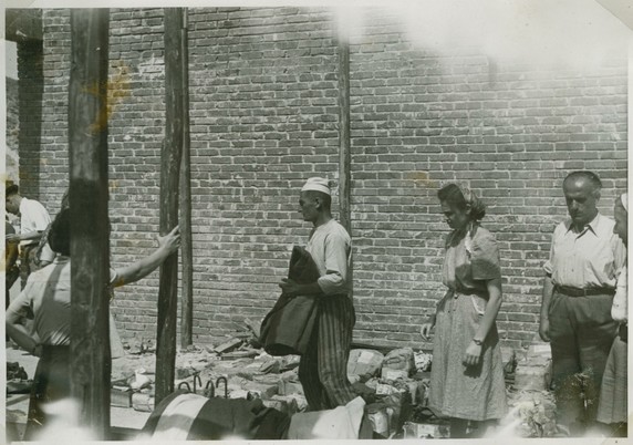 Gyaros Island of Exile - ICRC V-P-HIST-E-05826.JPG 13.06.1948 - Ghioura island, penitentiary camp nr.4. Distribution of relief items.