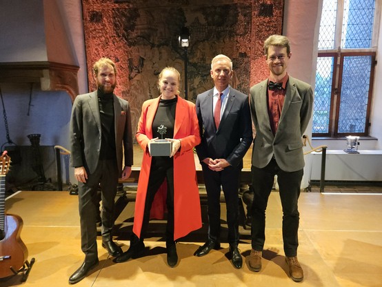 Theresa mit dem Team von Burg Linn