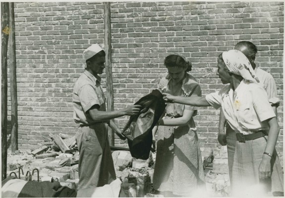 Gyaros Island of Exile - ICRC V-P-HIST-E-05827.JPG 13.06.1948 - Ghioura island, penitentiary camp nr.4. Distribution of relief items.