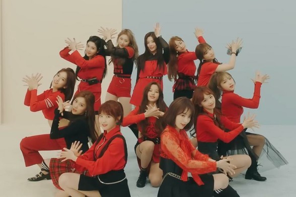 IZ*One's "La vie en Rose" wird zu ihrem ersten MV, um 200 Millionen Aufrufe zu erzielen
