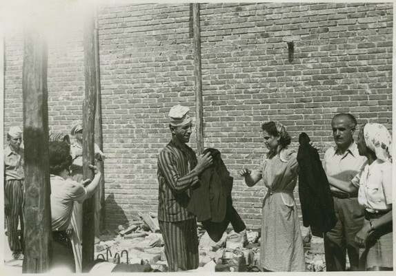 Gyaros Island of Exile - ICRC V-P-HIST-05830.JPG 13.06.1948 - Ghioura island, penitentiary camp nr.4. Distribution of relief items.