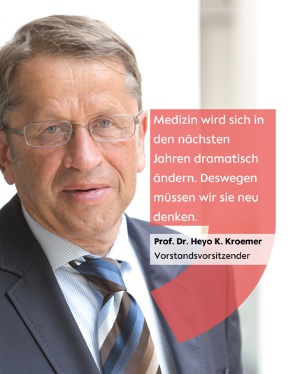 Eine Zitatkachel mit dem Vorstandsvorsitzenden der Charité Prof. Dr. Heyo K. Kroemer mit der Aussage: "Medizin wird sich in den nächsten Jahren aus vielen Gründen dramatisch ändern. Deswegen müssen wir sie neu denken."