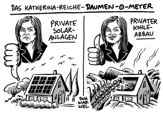 Überschrift: „DAS KATHERINA-REICHE-DAUMEN-O-METER“ Bild 1 Reiche mit Daumen unten über einem Häuschen im Grünen mit Photovoltaik-Anlage auf dem Dach: „PRIVATE SOLAR-ANLAGEN“ Bild 2 Reiche grinsend mit Dauem hoch über einem Häuschen inmitten einer Abbraumhalde und Kettenbagger, der kohlehaltige Erde ins Haus baggert: „PRIVATER KOHLE-ABBAU“ (Credit: SCHWARWEL)