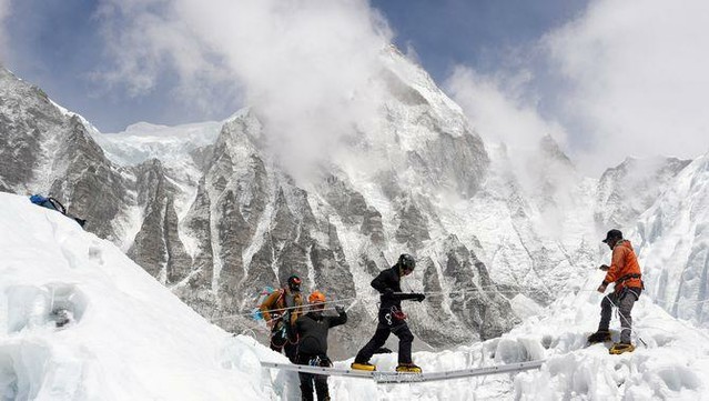 Un grup d'alpinistes s'entrena al camp base de l'Everest (Reuters)