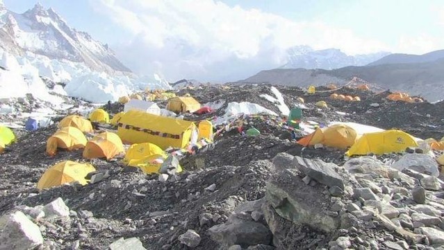 L'Everest, de més de 8.800 metres, també és conegut com l'abocador més alt del món (Reuters)