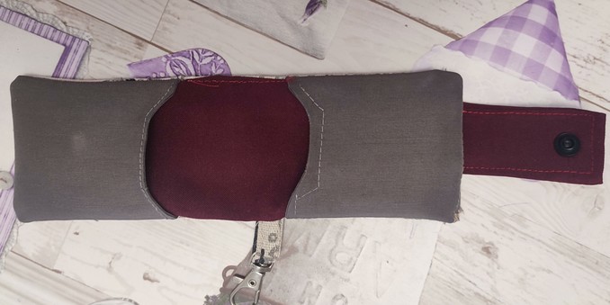 Open Keyring with card-holder handmade. Inside, Fabric isgrey for the pockets and wine-red for the back.