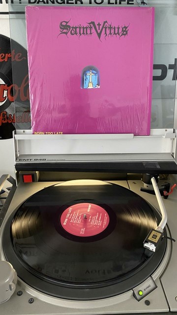 Vinyl Schallplatte „St. Vitus-Born too late“ auf einem Plattenspieler.