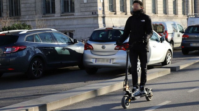 un automobiliste percute un homme à trottinette puis prend la fuite