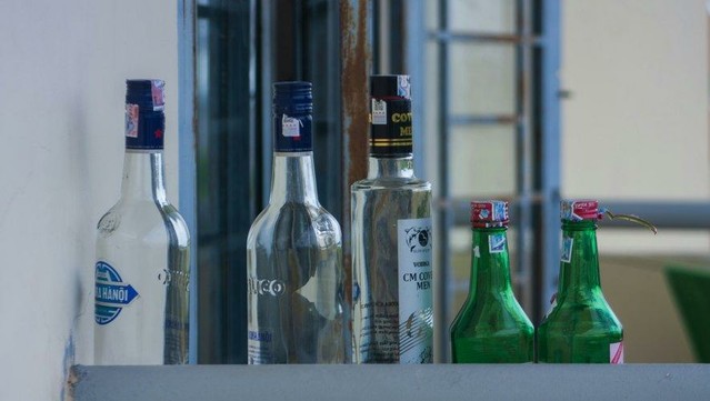 Treize morts, 21 cas de cécité et de troubles visuels, ​​​​​​​51 cas nécessitant une dialyse : plus de 60 personnes intoxiquées après avoir consommé de l’alcool frelaté
