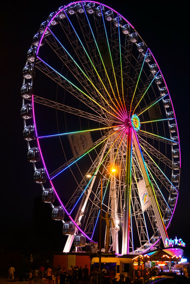 Riesenrad bei bunter, nächtlicher Beleuchtung am Mannheimer Neckarufer
