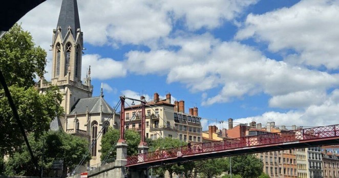 à la découverte des lieux mythiques de Lyon depuis la Saône