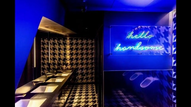 (POV) 2012 befindet sich auch in der Toilette der örtlichen Disco