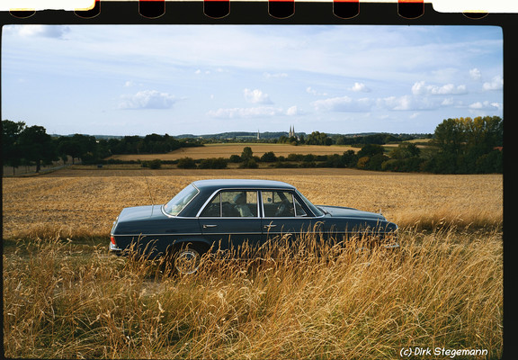 Oldtimer Mercedes-Benz W114 im Sonnenuntergang bei Billerbeck im Münsterland.