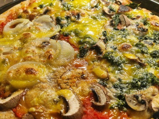 Pizza, die auf beiden Hälften unterschiedlich belegt ist.