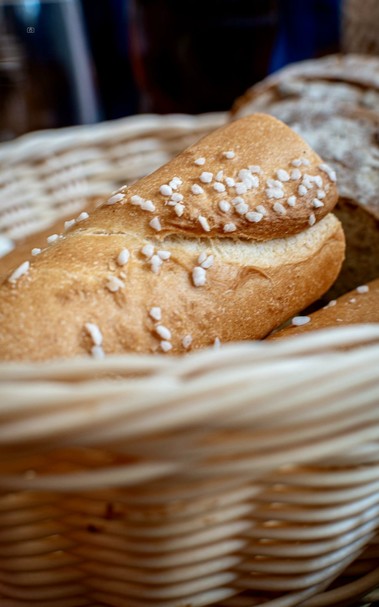 👁️ Closeup of a salted loaf of white bread 
📍 Klášterní Pivovar, Prague
📅 11 Jun 2025
📸 Nikon D5600
⚪️ Nikkor DX 35 mm ƒ1.8G
🎞️ ISO 100, ƒ5.6, -0.3 ev, 1/20s