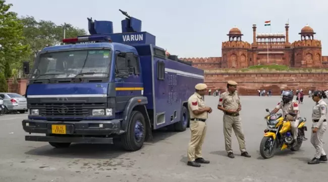 15 अगस्त की चेकिंग में फेल 7 पुलिस वाले सस्पेंड, लाल किले में ‘डमी बम’ नहीं ढूंढ पाए।