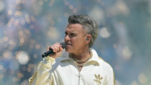 Robbie Williams weer op tournee met uitgesteld album