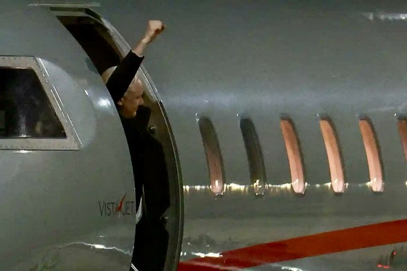 Edgar Su/Reuters 
source https://theguardian.com/media/gallery/2024/jun/26/julian-assange-returns-to-australia-in-pictures