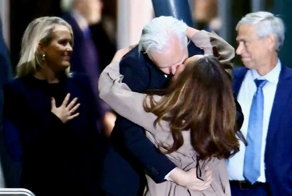 Edgar Su/Reuters 
source https://theguardian.com/media/gallery/2024/jun/26/julian-assange-returns-to-australia-in-pictures