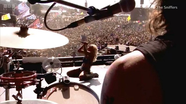 Amy on stage at Glasto with ‘the sniffers’.

credit https://x.com/BangGoTheBells/status/1938995291799027800 

source https://www.nme.com/news/music/glastonbury-2025-amyl-the-sniffers-speak-out-on-palestine-ai-and-j-k-rowling-in-raucous-other-stage-set-3873897