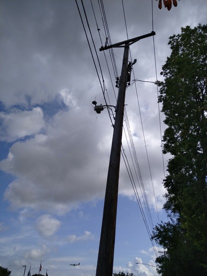 Device hanging from a lamp post with a bunch of antennas sticking out.
Looks to probably be sub GHz maybe 900 MHz?